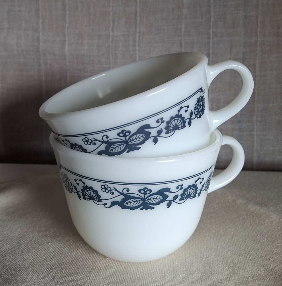 VTG Set of 2 Corning/ PYREX Old Town Blue Onion Mugs